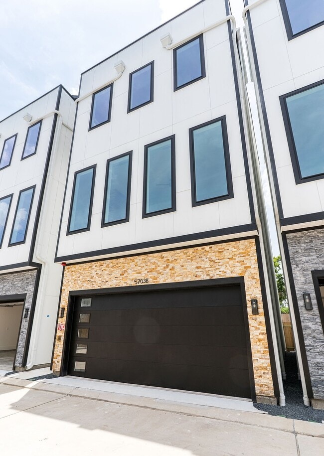 Foto del edificio - 5703 Dolores St