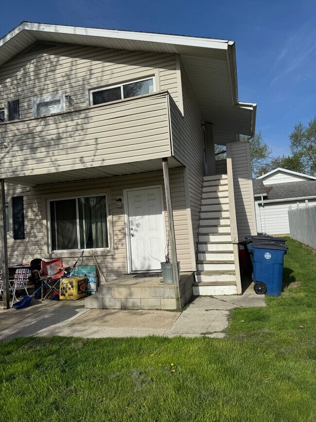 Foto del edificio - Two Bedroom One Bath Upper Unit in Duplex