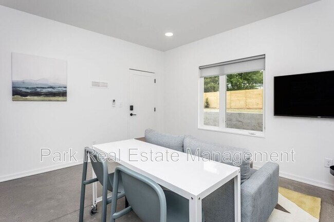 Building Photo - 323 S East St