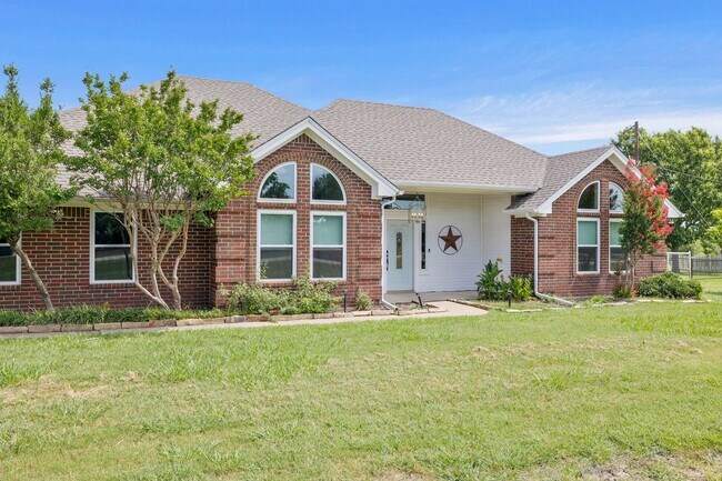 Foto del edificio - Updated Home with Pool & Shop on 1 acre lot