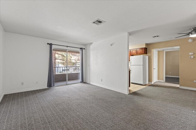Building Photo - Beautiful 1 Bedroom 1 Bath Condo - Move In...