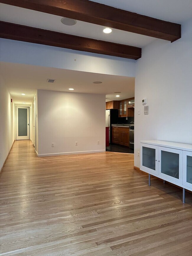 Foto del edificio - Bright 2 bed 1 bath available now