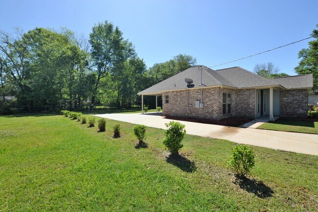 Building Photo - Charming Three Bedroom Home in the Heart o...