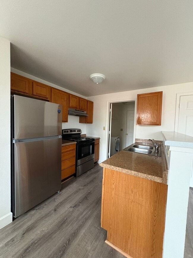 Building Photo - Cute newly remodeled townhouse
