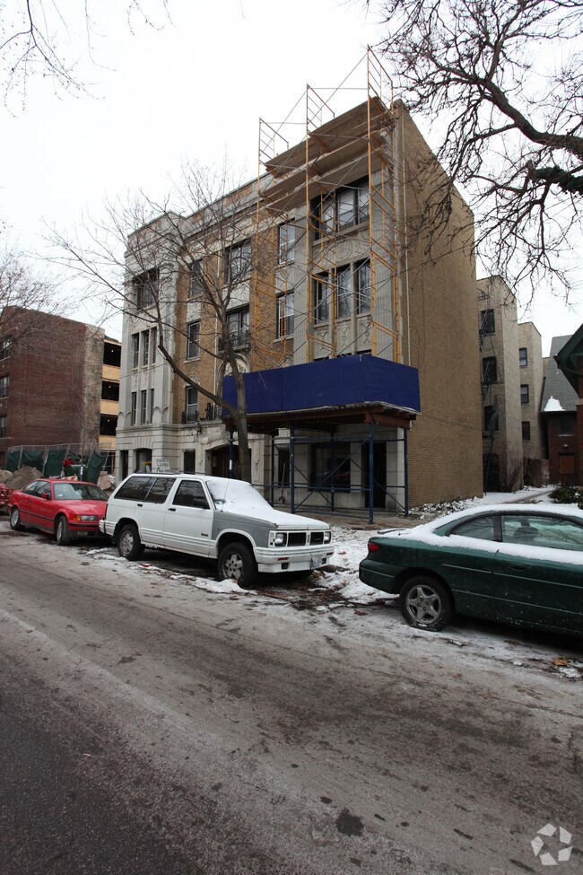 660 W. Barry Apartments Chicago, IL