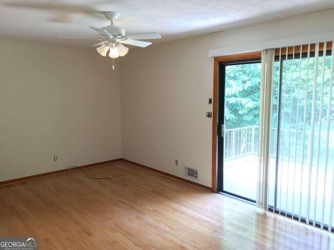Building Photo - 1321 Marydale Dr SW