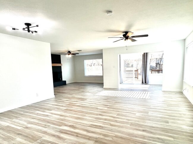 Building Photo - Beautifully Updated 3/2