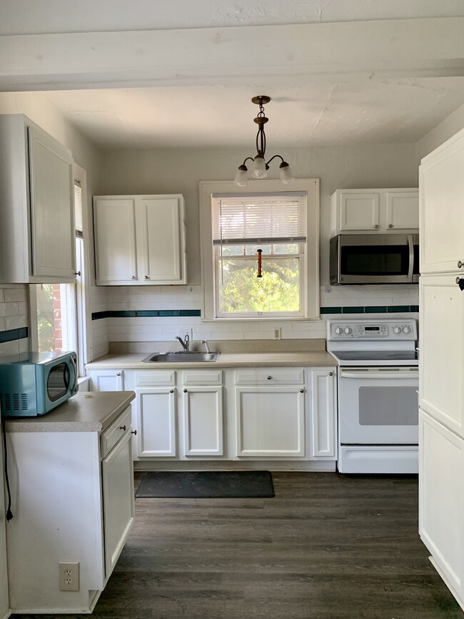 Kitchen - 40 Cottage Ave