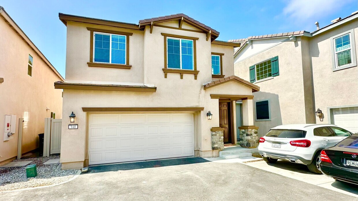 Primary Photo - Newer 2022 Construction Two-Story with Pri...