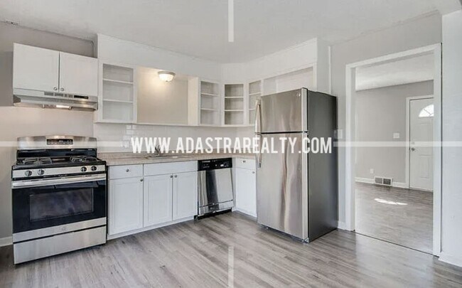 Building Photo - Beautiful 3 Bed/1 Bath Home in KCMO/Raytow...