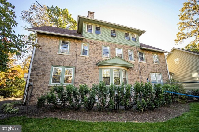 Building Photo - 313 Edgewood Dr
