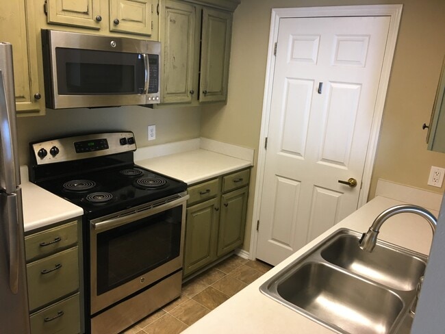 Kitchen - 900 Bitner Rd