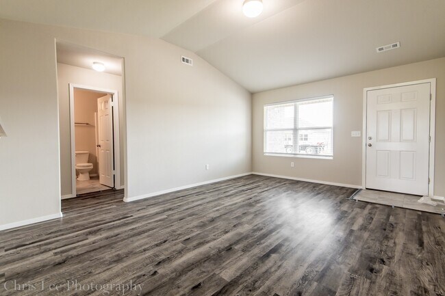 Building Photo - 4BR Home w/Fenced Yard