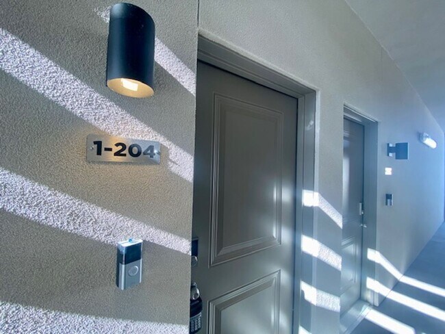 Foto del edificio - SPACIOUS APARTMENT FOR RENT!