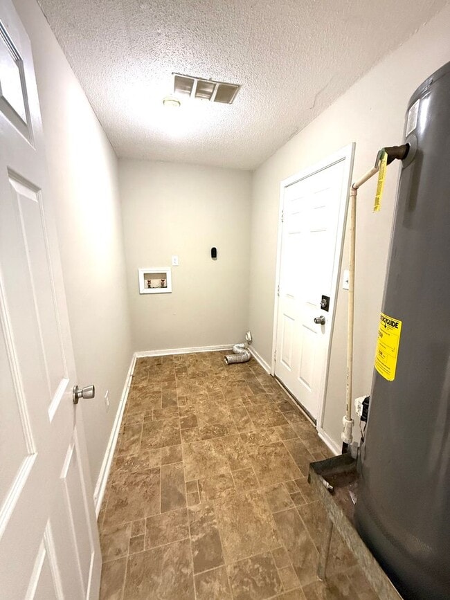 Building Photo - ** 3 bed 2 bath located in Capitol Heights...