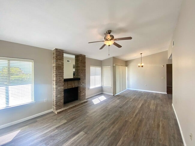 Building Photo - Remodeled 3 Bedroom 2 Bath  with cute back...