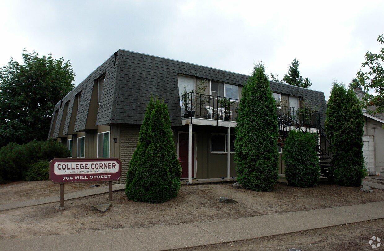 College Corner Apartments in Springfield, OR