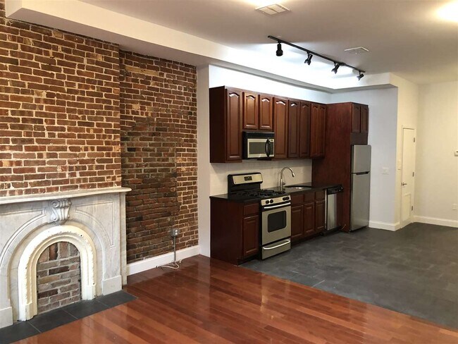 Building Photo - 604 Grove St