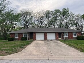 Building Photo - 400 NE Westwind Dr