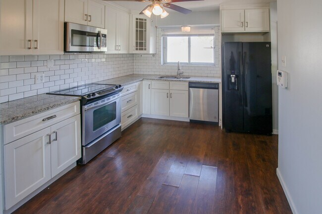 Building Photo - 1186 Mesa Dr
