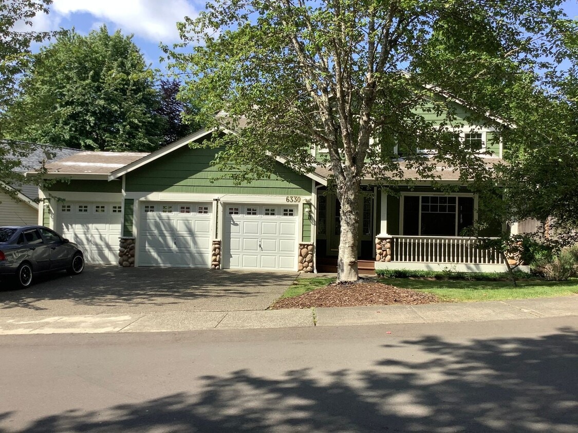 Primary Photo - 2 STORY COUNTRY STYLE HOME/3 BED WITH BONU...