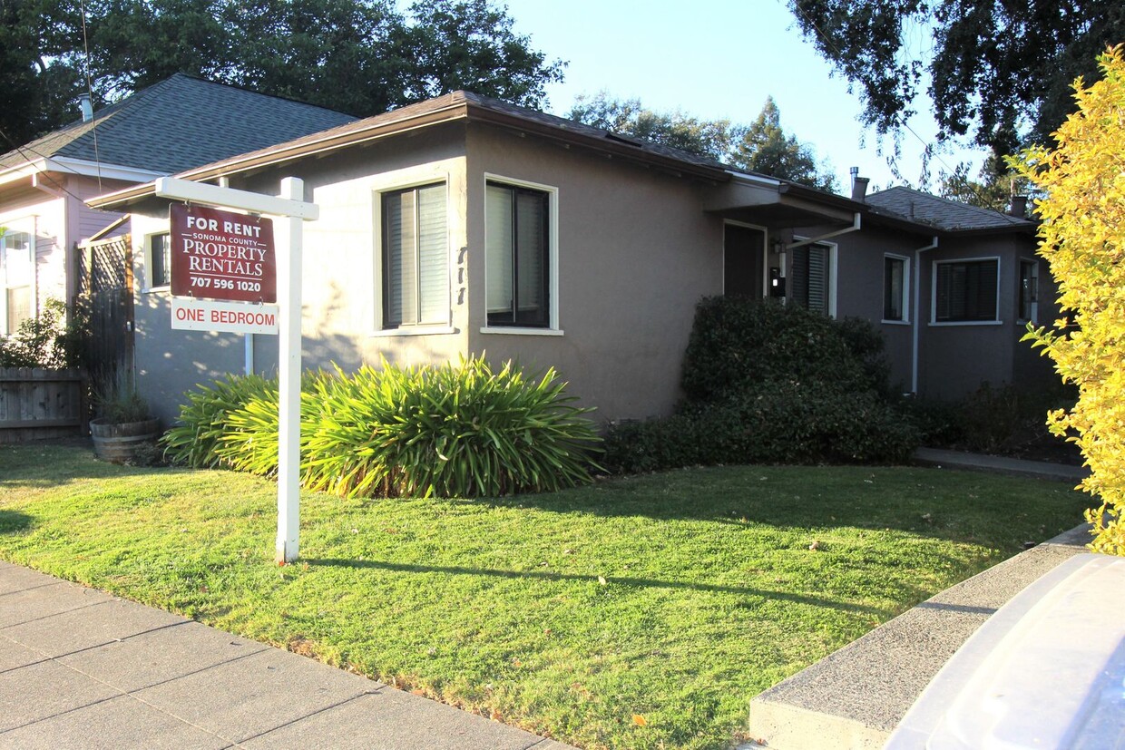 Primary Photo - 717 Charles St