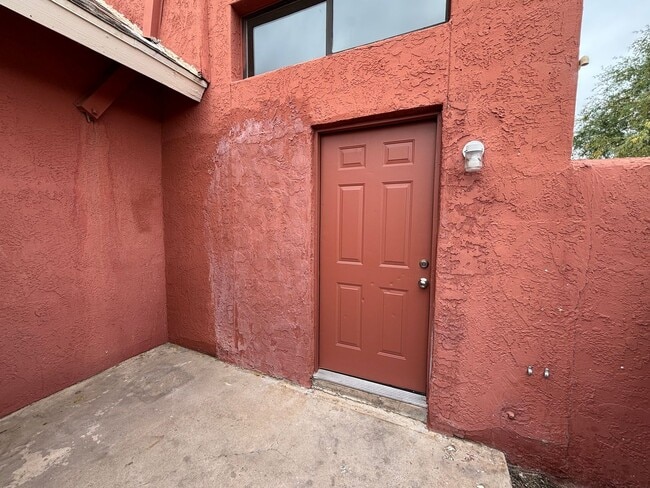 Building Photo - 1 E Navajo Rd