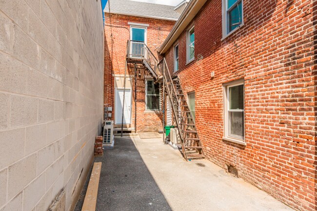 Building Photo - 218 W King St