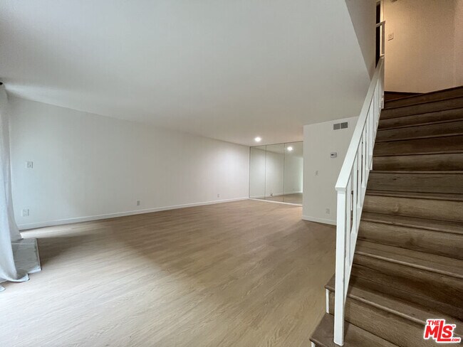 Foto del edificio - 5115 Kester Ave