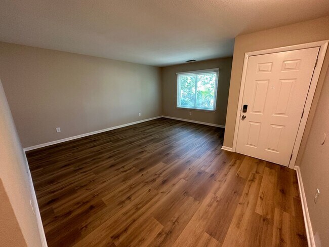 Foto del edificio - Beautiful 4 Bedroom, 2 Bath Single Story Home