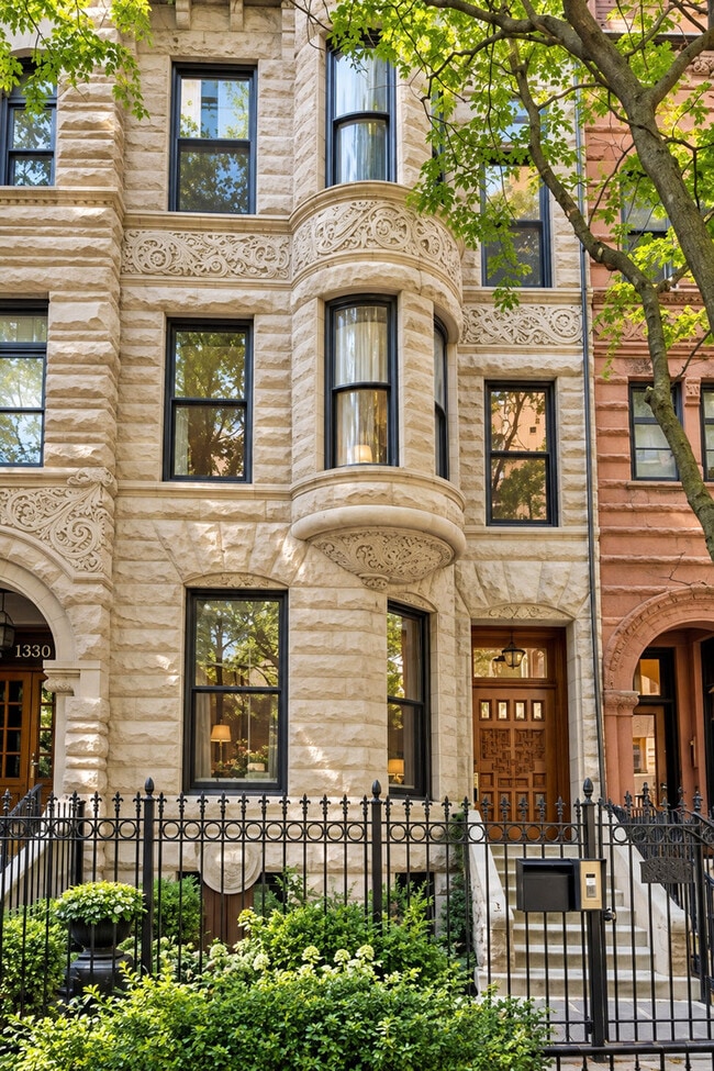 Building Photo - 1318 N Astor St