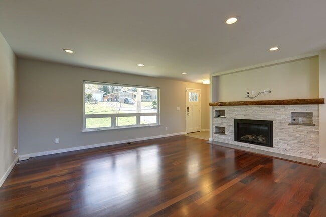 Building Photo - Beautifully Remodeled 4bd, 1.75ba Rambler Available in the Heart of Bellevue.