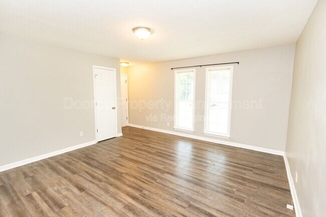 Foto del edificio - 901 Forest Dale Ln