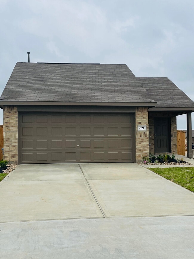 Building Photo - 621 Roaring Fls Dr