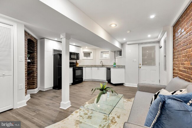 Foto del edificio - 3576 13th St NW