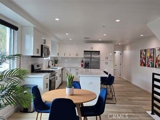 Building Photo - 837 N Harvard