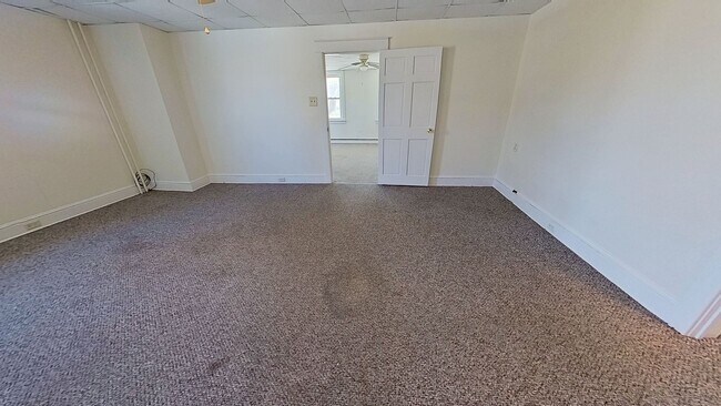 Building Photo - 1st Floor Apartment