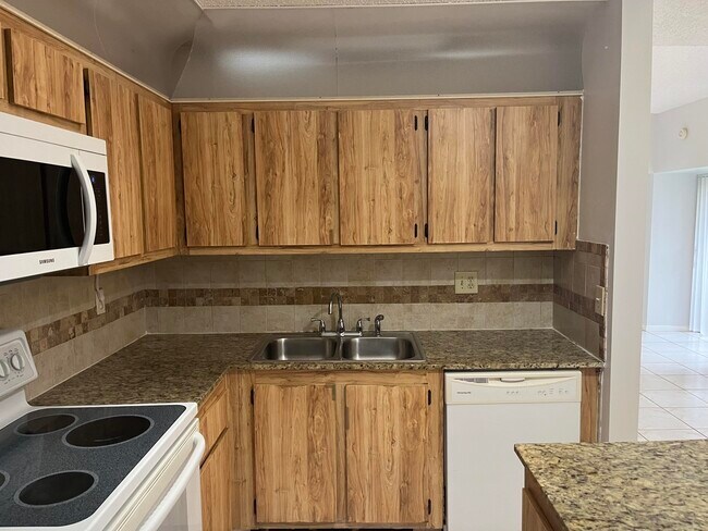 Building Photo - 2103 Waterview Cir