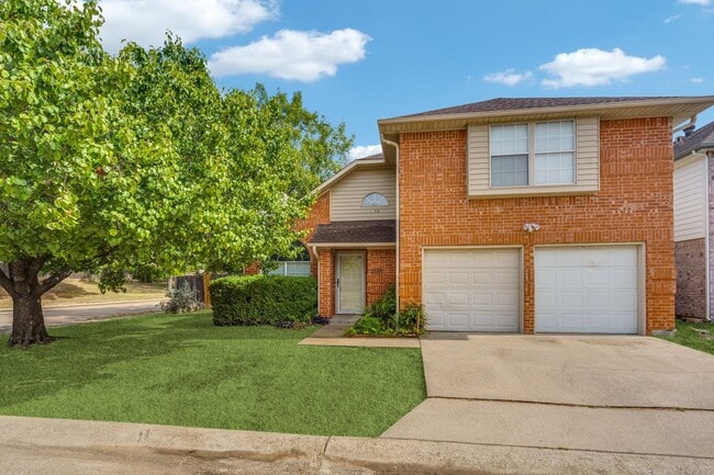 Building Photo - 1533 Collin Dr