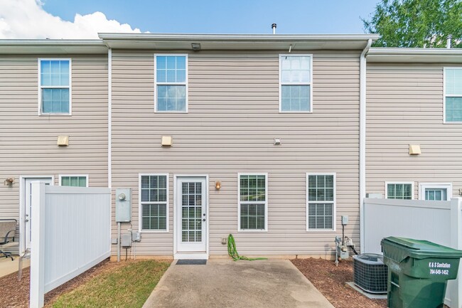 Building Photo - Charming 3-bedroom, 2.5-bathroom townhome ...