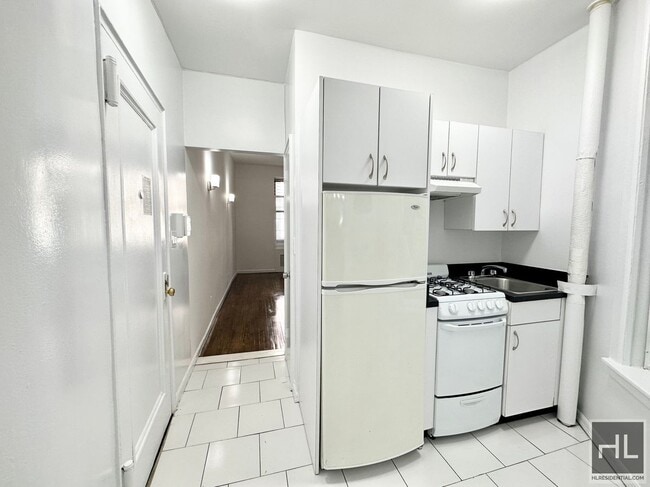 Building Photo - E 89 St Avail. NOW - Close by 4/5/6/Q, Who...