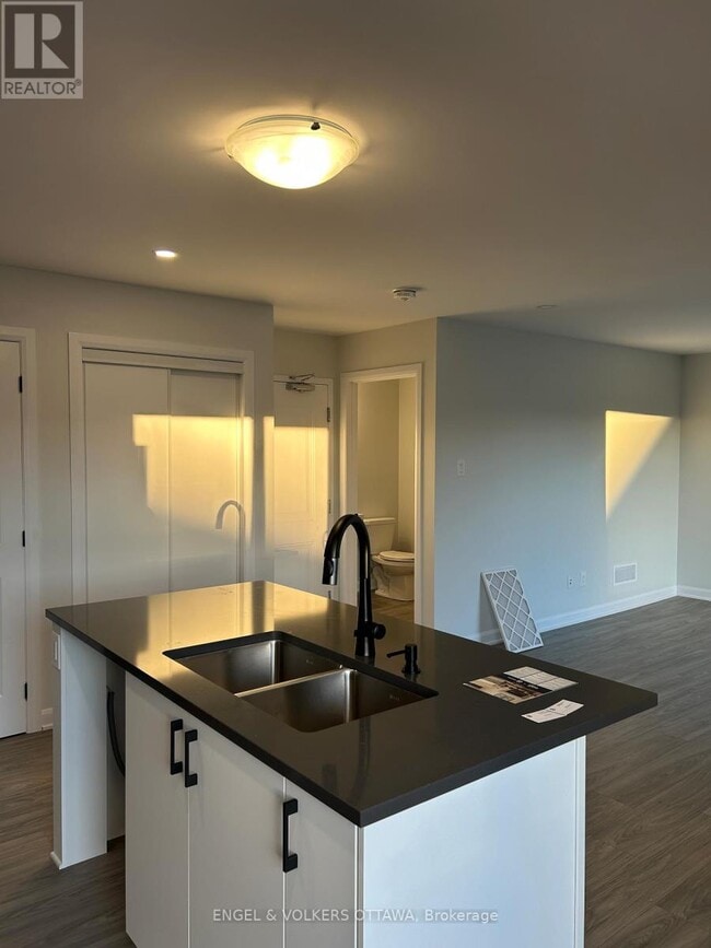 Building Photo - 829 Arcadian Private