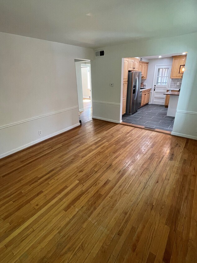 Primary Photo - 1062 E Linden Ave