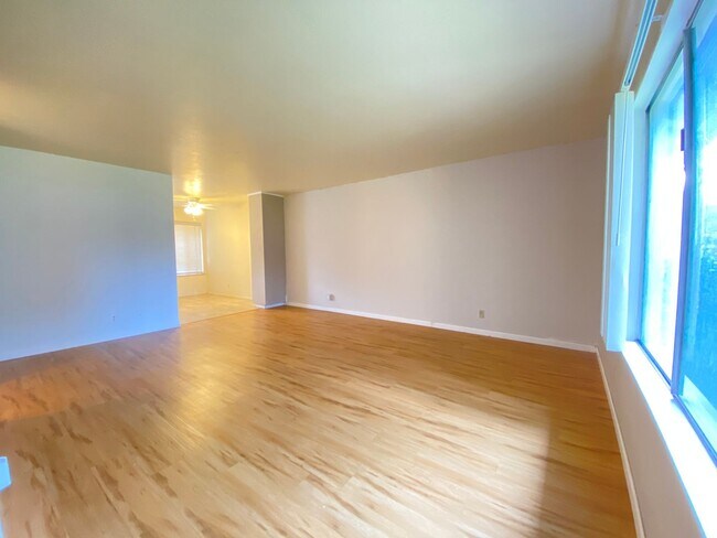 Building Photo - Cute 2 Bedroom Condo