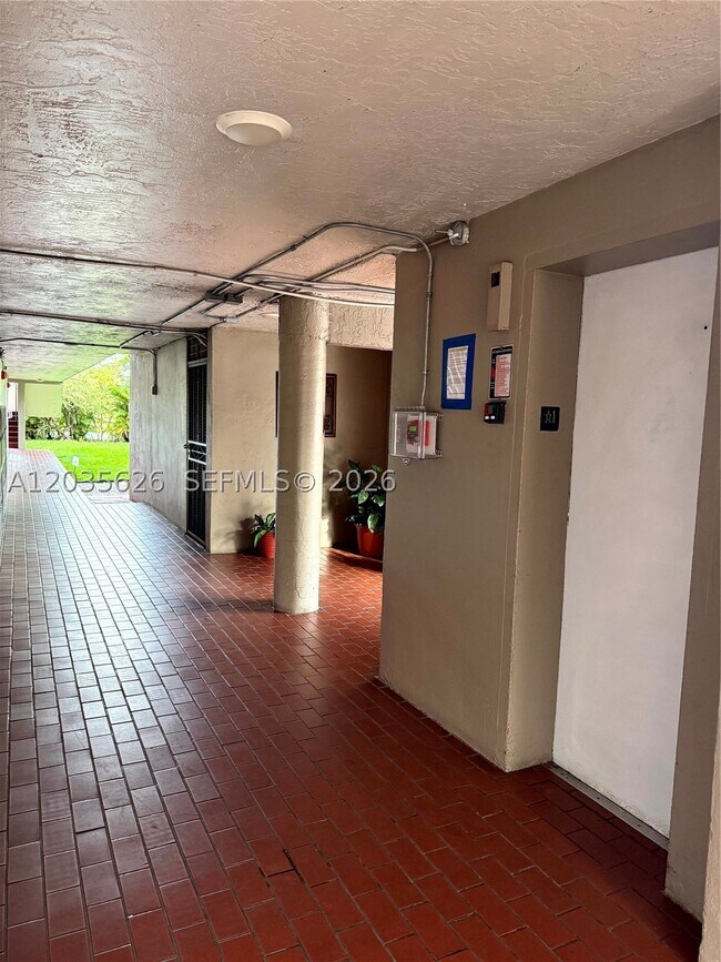 Foto del edificio - 802 NW 87th Ave