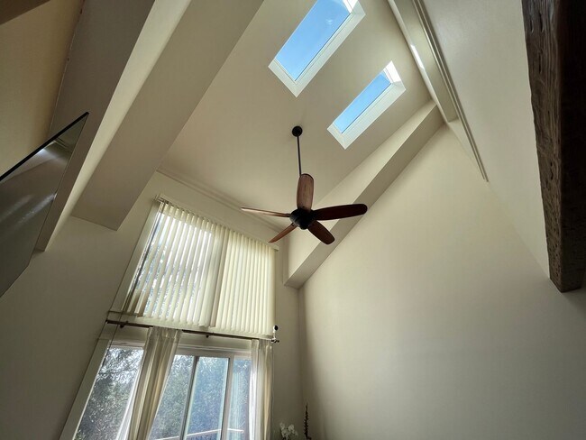Foto del edificio - Incredible Forrest Park Townhome!! 2 bedroom, 2 bath, HUGE attached Garage!