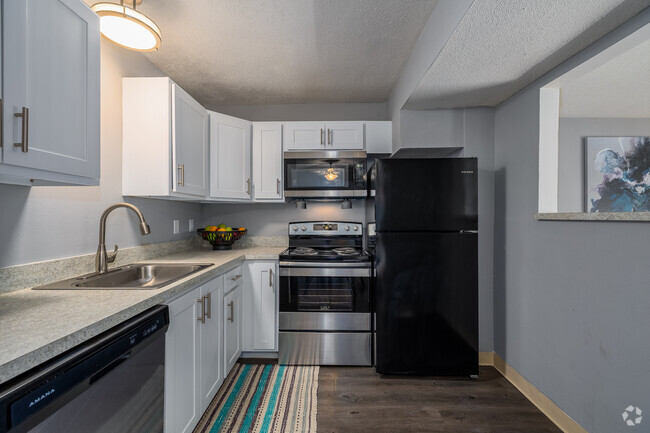 Magnolia - Kitchen - Park Meadows Apartments