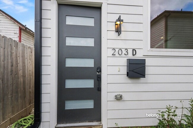 Building Photo - 203 Danna Ln