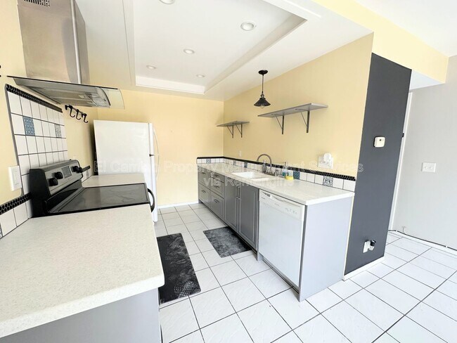 Foto del edificio - 955 Lamark Ln