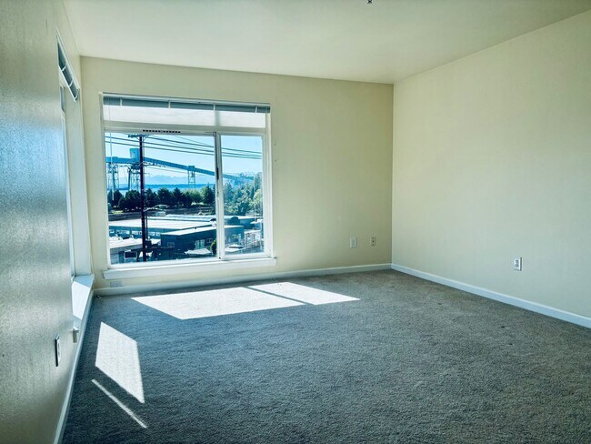 Foto del edificio - Top Floor West Facing 1bd/1ba Condo with Sound Water Views!